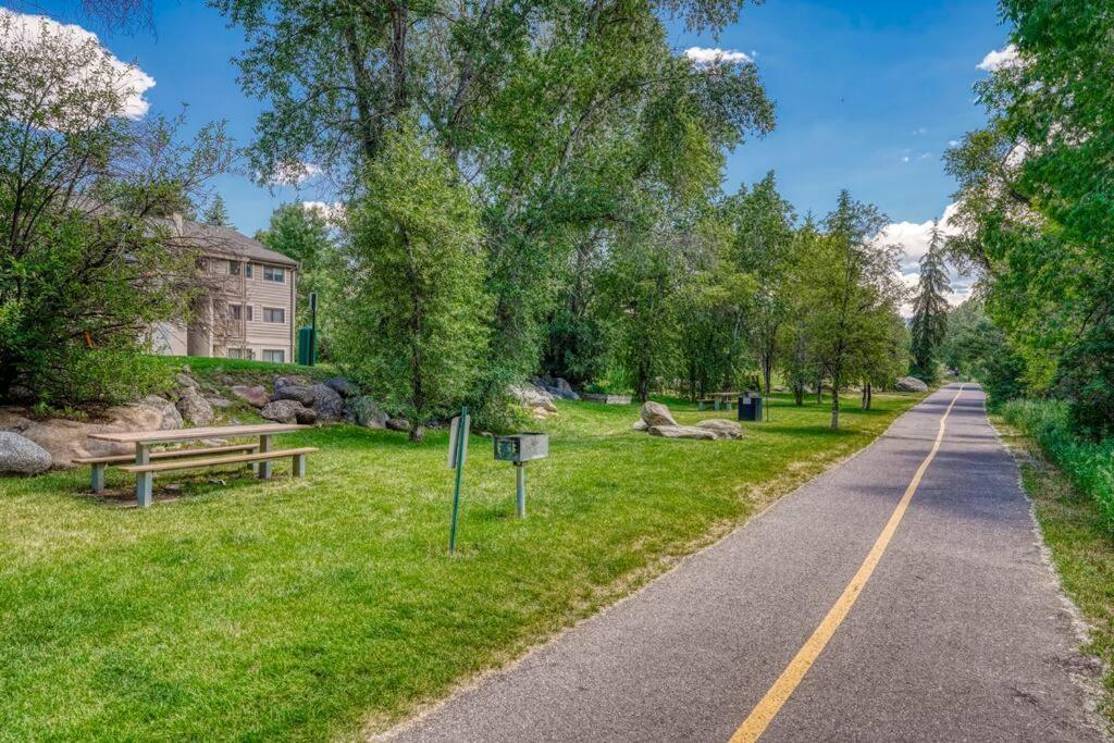 Riverfront Family-Friendly Condo Ейвон Екстер'єр фото